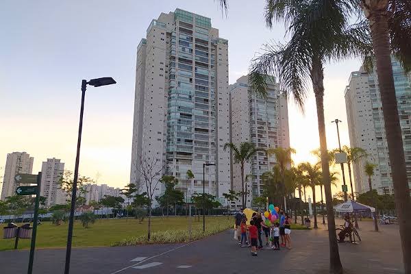 Famílias caminhando na alameda do Parque Jardim das Perdizes no fim da tarde